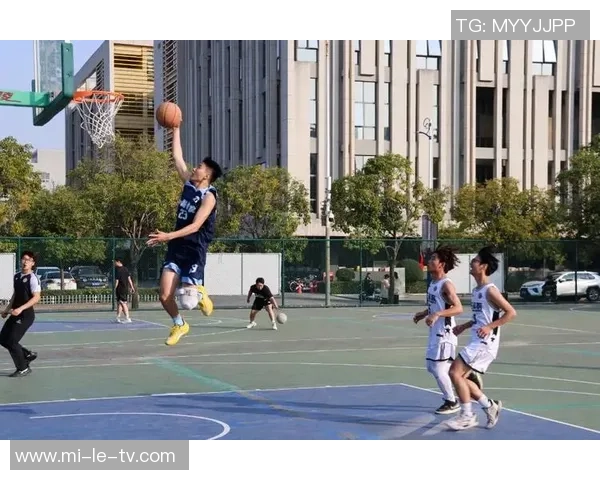 激情四溢的大学篮球赛展现青春风采与团队精神的巅峰对决