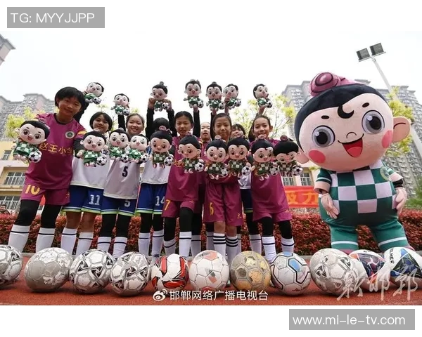 足球场上的优雅瞬间美女与足球的完美结合展现运动之美与魅力